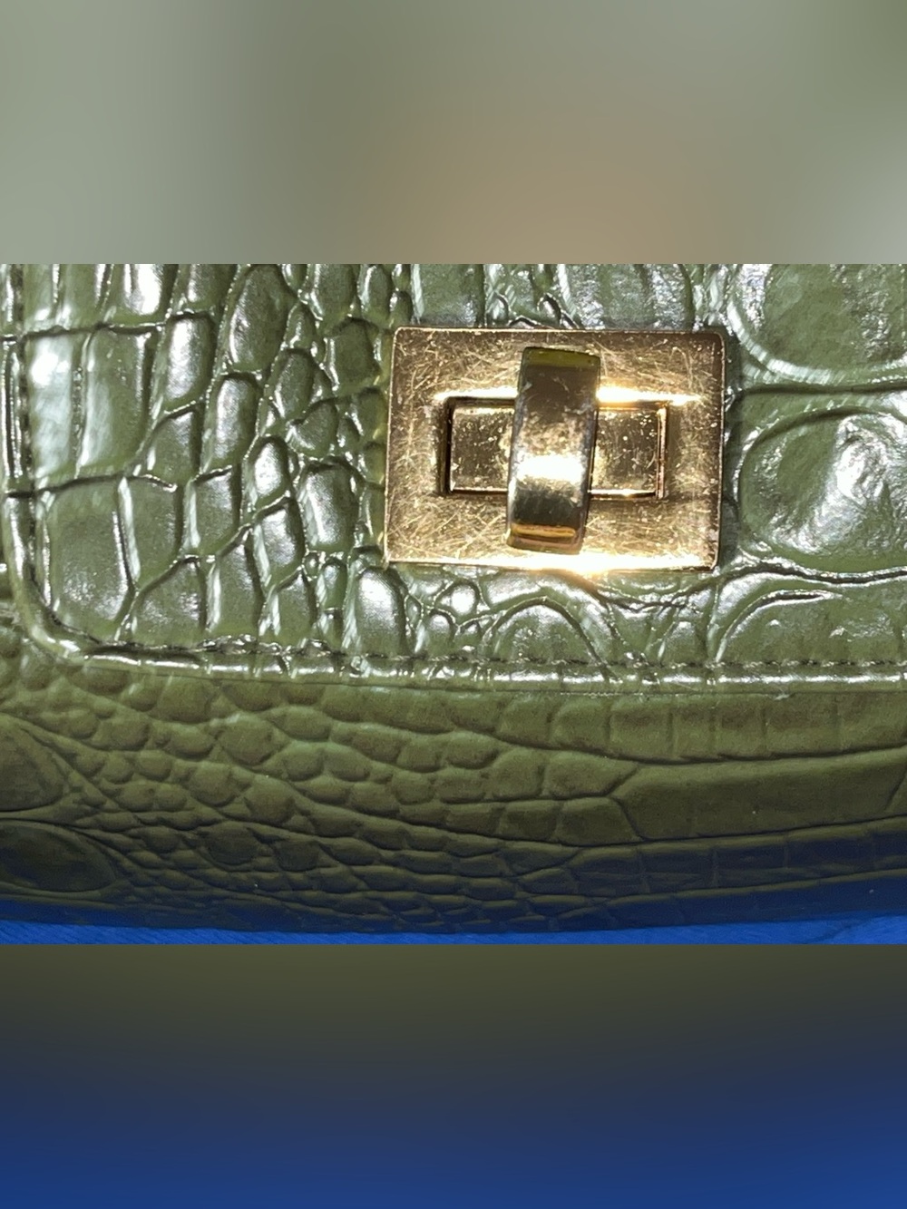 Isaac Mizrahi EUC Olive Green Croc-Embossed Shoulder Bag with Gold Hardware - Picture 5 of 6